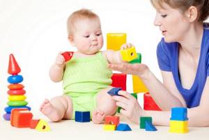 8 месяцев ребенку: 7 навыков, физическое развитие и игры