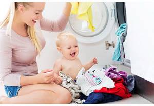 Чем стирать детские вещи для новорожденных: обзор 4 вариантов моющих средств, правила стирки