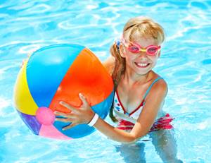 Детский офтальмолог о том, чем опасно для детей купание в линзах