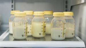 Как хранить сцеженное грудное молоко и сколько можно держать его в холодильнике?