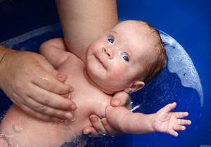 Как правильно держать новорожденного на руках, во время кормления, при купании: 5 главных правил