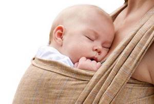 Как правильно держать новорожденного на руках, во время кормления, при купании: 5 главных правил