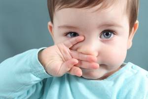Как правильно высмаркивать ребёнка, чтобы не получить осложнений: 9 советов врача