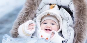 Когда можно начинать гулять с новорожденным после роддома зимой и как одевать ребенка?