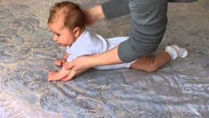 Когда ребенок начинает держать голову: развитие в 4 этапа и 5 упражнений по укреплению мышц