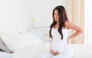 Почему появляются белые выделения при беременности