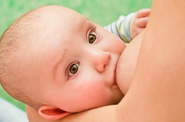 Позы для кормления новорожденного: 8 правильных вариантов лёжа, сидя и с маленькой грудью