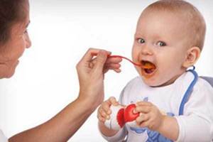 Сколько должен съедать новорождённый ребенок в 1, 2 месяца за одно кормление: 7 правил, таблица норм