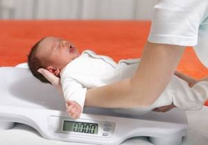 Сколько должен съедать новорождённый ребенок в 1, 2 месяца за одно кормление: 7 правил, таблица норм