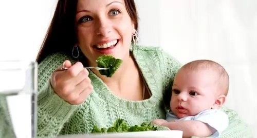 Как правильно кормить ребенка грудью: 7 важных правил прикладывания и видео
