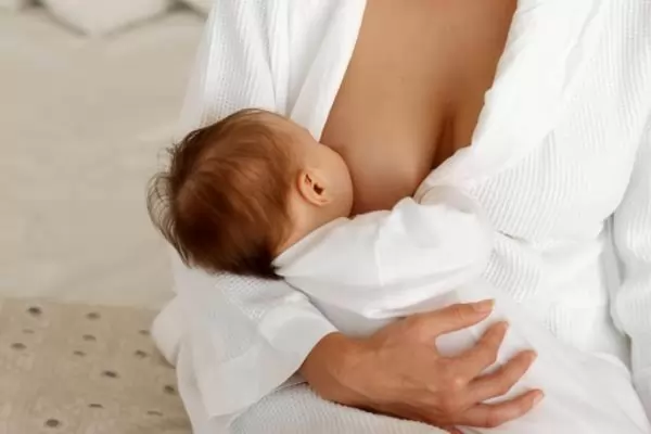 Как правильно кормить ребенка грудью: 7 важных правил прикладывания и видео