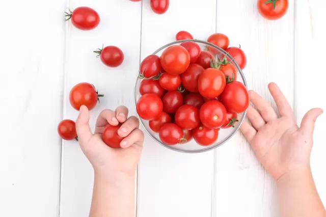 Когда ребенку можно давать помидор: 4 правила и 4 главных противопоказания