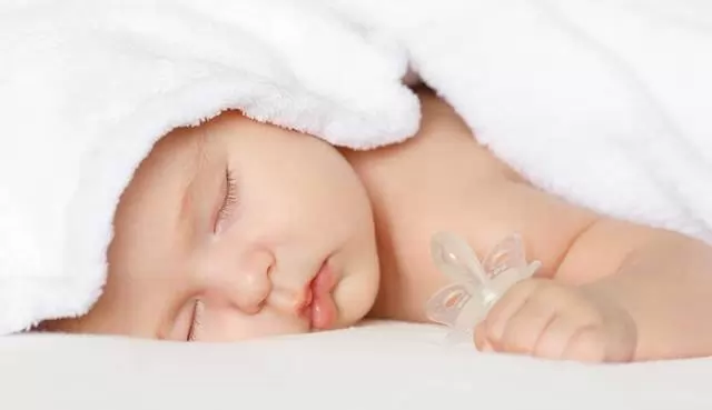 Новорожденный не спит ночью: 7 возможных причин и советы педиатра по их устранению