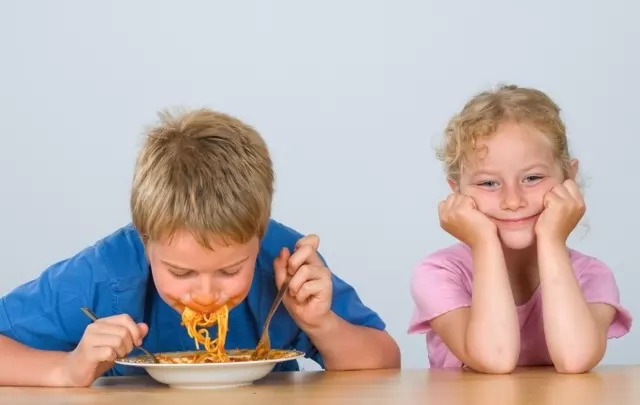 Правила этикета за столом для детей и подростков: 4 главных рекомендации детского психолога
