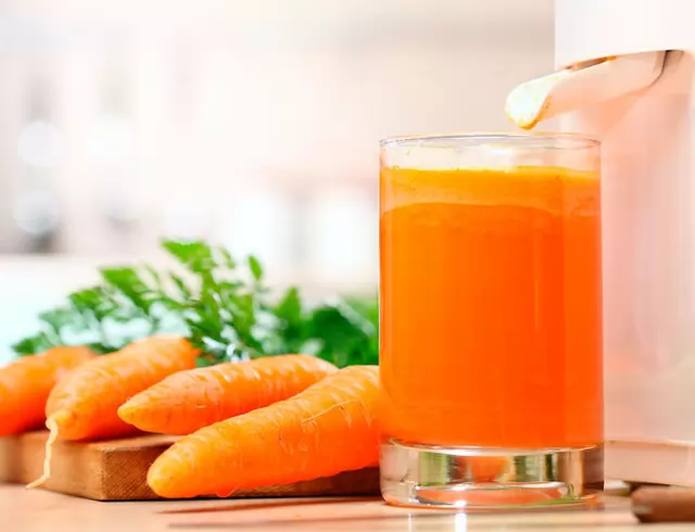 Сок для грудничка: 6 главных правил по введению яблочного, морковного и других видов